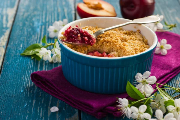 Pflaumen zerbröseln Kuchen — Stockfoto