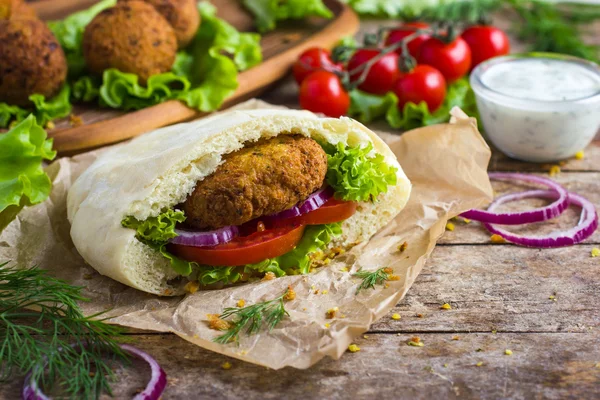 Falafel with fresh vegetables in pita bread — Stock Photo, Image