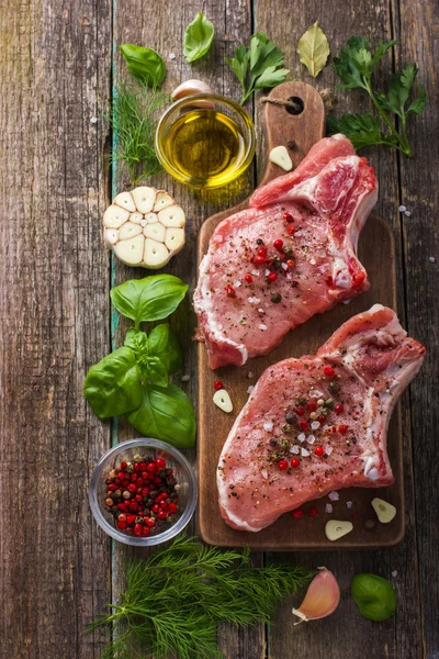 Pork chops with spices and herbs — Stock Photo, Image