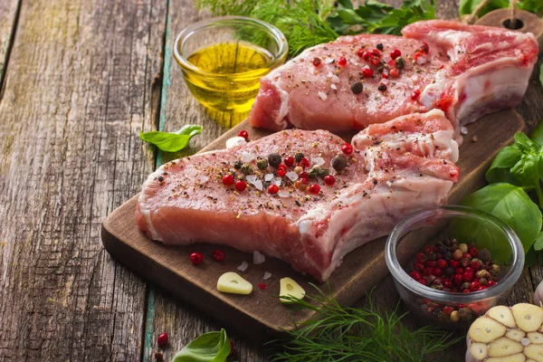 Pork chops with spices and herbs — Stock Photo, Image