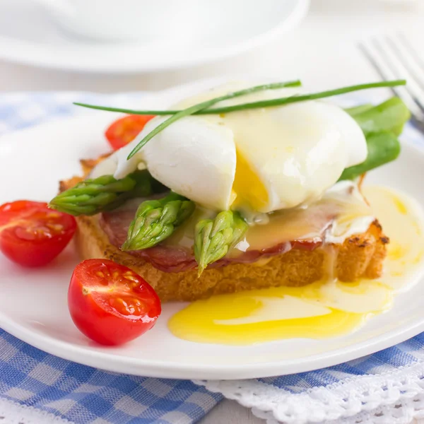 Ägg Benedict på toast — Stockfoto