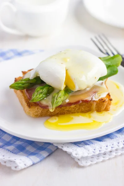 Eggs Benedict op toast — Stockfoto