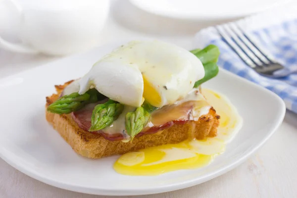 Eggs Benedict op toast — Stockfoto