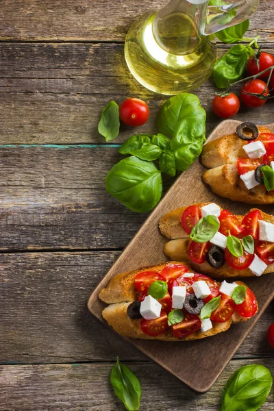 Bruschetta domates ve beyaz peynir ile — Stok fotoğraf