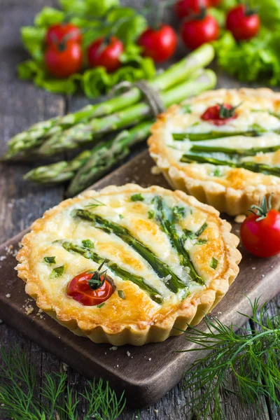 Tarts with asparagus and cherry tomatoes — Stock Photo, Image