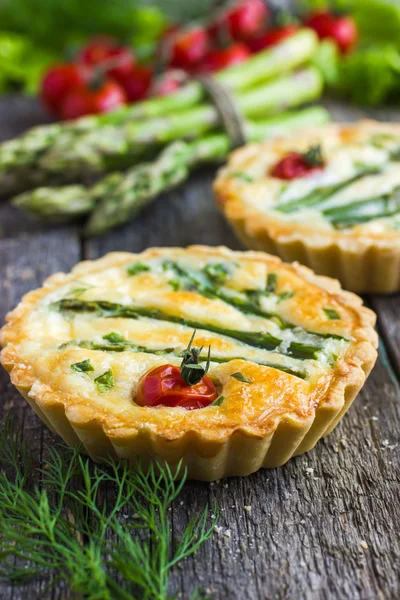 Tarts with asparagus and cherry tomatoes — Stock Photo, Image