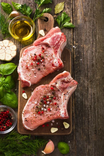 Pork chops with spices and herbs — Stock Photo, Image