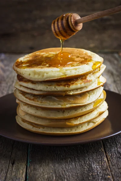 Panqueques dulces con miel — Foto de Stock