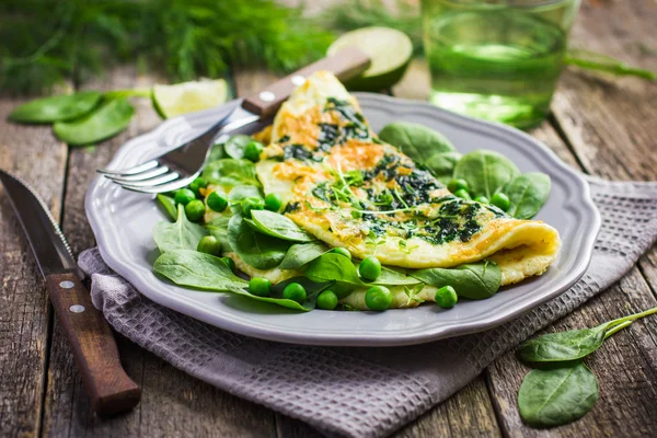 Omelette with spinach and peas — Stock Photo, Image