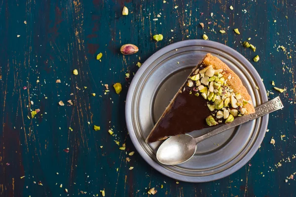 Tart with caramel and nuts — Stock Photo, Image