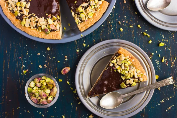 Tart with caramel and nuts — Stock Photo, Image