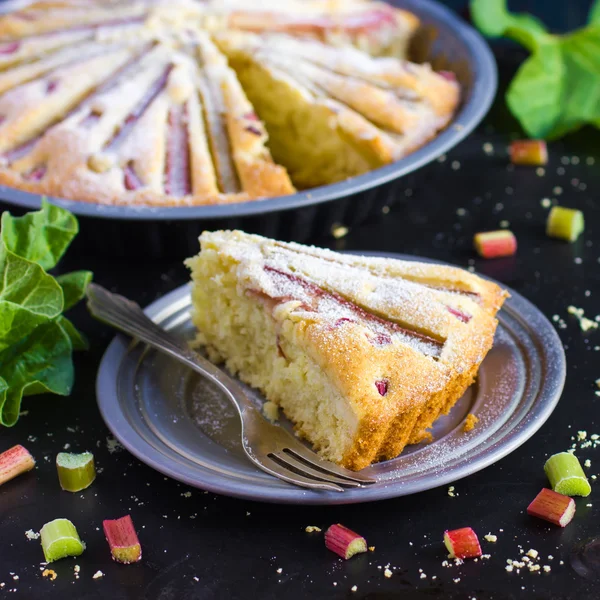 Pedazo de pastel de ruibarbo sobre fondo oscuro —  Fotos de Stock