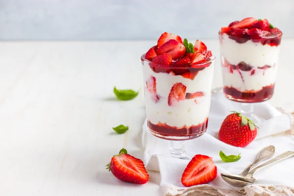 Dessert med färska jordgubbar, grädde ost och jordgubbssylt — Stockfoto