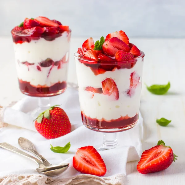 Dessert mit frischen Erdbeeren, Frischkäse und Erdbeermarmelade — Stockfoto