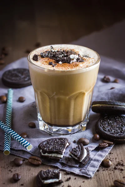 Copo de bebida de café e biscoitos — Fotografia de Stock
