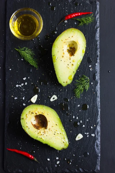 Avocado met olijfolie en specerijen — Stockfoto