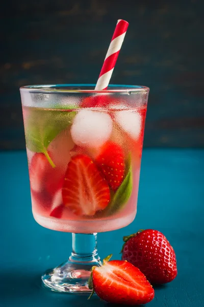 Bebida refrescante com morango fresco e manjericão — Fotografia de Stock