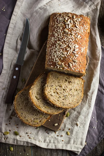 Friss multigrain kenyér rusztikus háttér — Stock Fotó