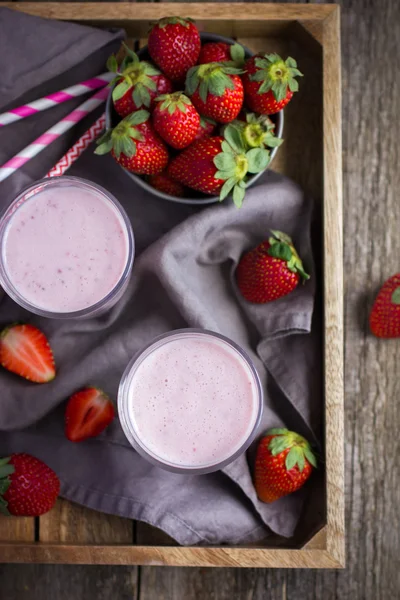 Glas frischen Erdbeer-Milchshake — Stockfoto