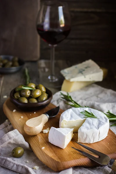 Camembertost med rosmarin och oliver — Stockfoto