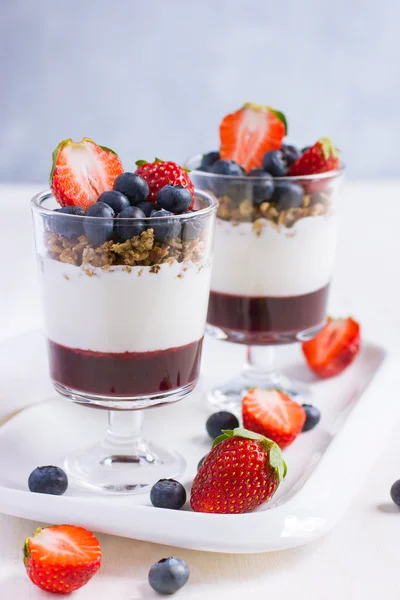 Dessert mit Beeren, Frischkäse, Müsli und Beerenmarmelade — Stockfoto