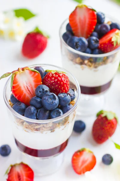 Postre con bayas, queso crema, mermelada de granola y bayas — Foto de Stock