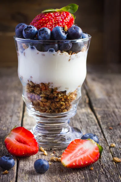 Dessert mit Beeren, Frischkäse, Müsli und Beerenmarmelade — Stockfoto