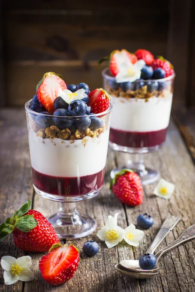 Sobremesa com bagas, queijo creme, granola e geléia de bagas — Fotografia de Stock