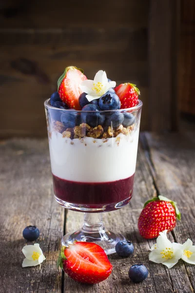 Dessert con bacche, crema di formaggio, marmellata di cereali e frutti di bosco — Foto Stock