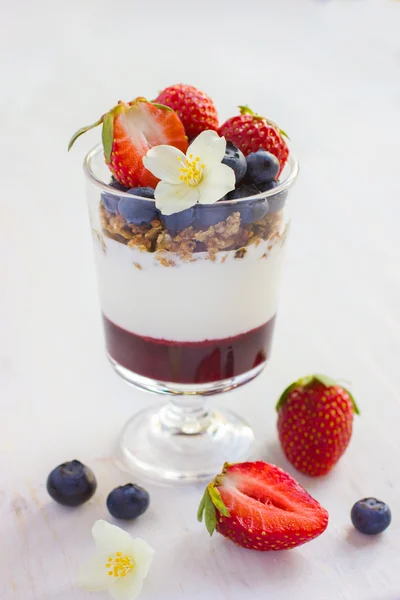 Efterrätt med bär, grädde, ost, granola och bär sylt — Stockfoto