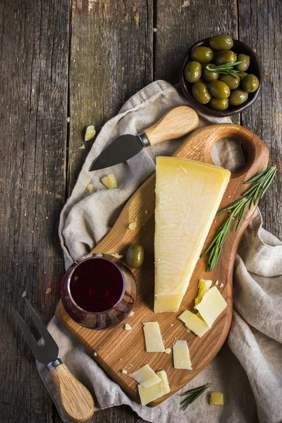 Queijo parmesão na tábua de corte arborizada — Fotografia de Stock