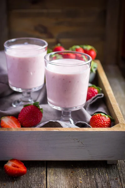 Färska jordgubbar milkshake glas — Stockfoto