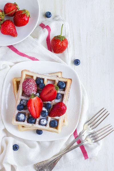 Taze çilek ile Belçika waffle — Stok fotoğraf