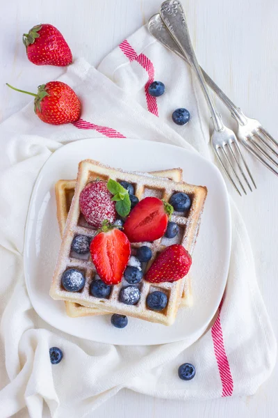 Belgian waffles with fresh berries — Stock Photo, Image