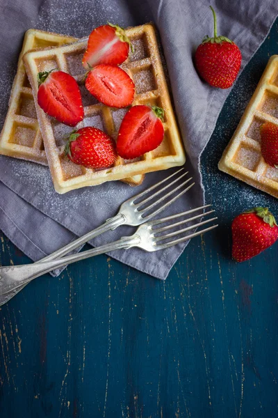 Belgische Waffeln mit frischen Erdbeeren — Stockfoto