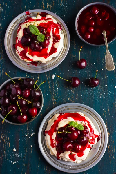Meringues pavlova cake with fresh cherry — Stock Photo, Image