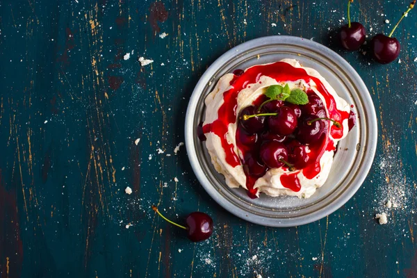 Maränger pavlova tårta med färska körsbär — Stockfoto