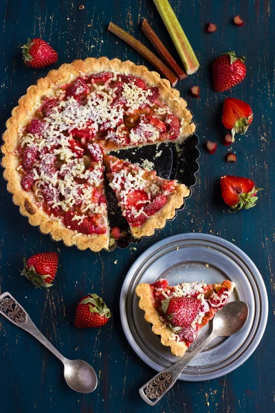 Rhabarber und Erdbeerkuchen auf dunklem Hintergrund — Stockfoto