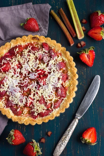 Ruibarbo e bolo de morango no fundo escuro — Fotografia de Stock