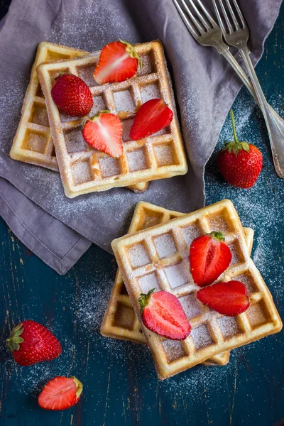 Belgiska våfflor med färska jordgubbar — Stockfoto