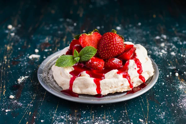Baiser Pavlova Kuchen mit frischen Erdbeeren — Stockfoto