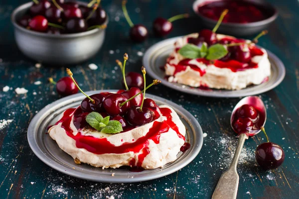 Pastel de merengues pavlova con cereza fresca — Foto de Stock