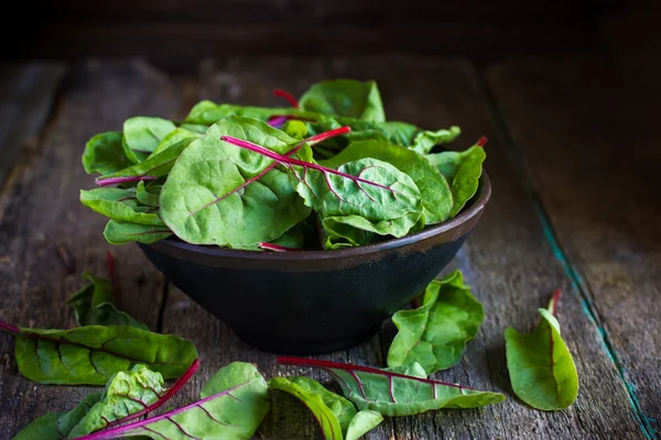 Foglie di bietola fresca su sfondo rustico — Foto Stock