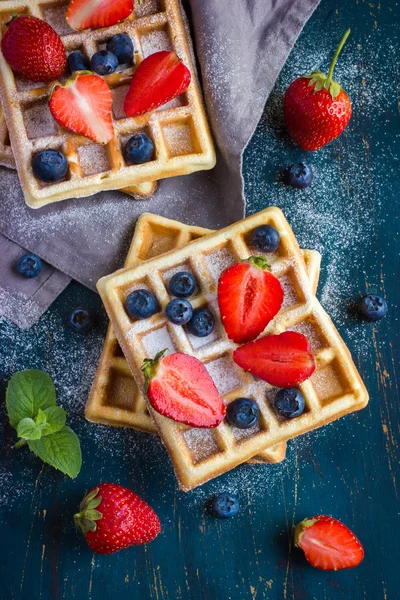 Belgische Waffeln mit frischen Beeren — Stockfoto