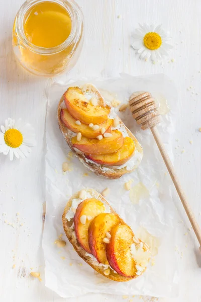 Bruschetta met ricotta, gegrilde perzik en honing — Stockfoto