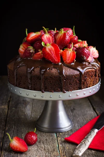 Bolo de chocolate com morango fresco — Fotografia de Stock