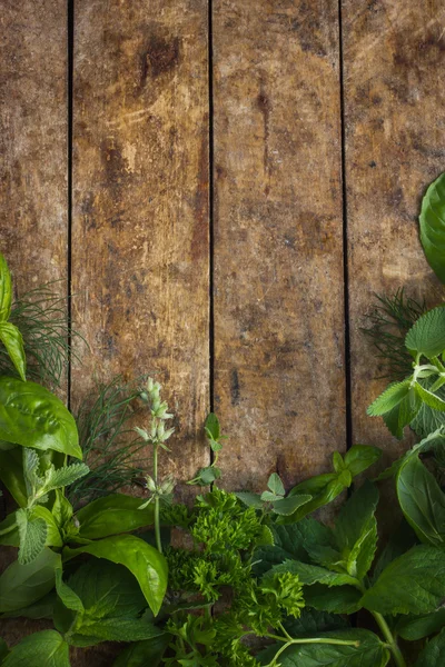 Lebensmittel Hintergrund mit aromatischen Kräutern. — Stockfoto