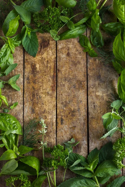 Lebensmittel Hintergrund mit aromatischen Kräutern. — Stockfoto