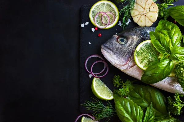 Pesce dorado crudo fresco con spezie ed erbe aromatiche — Foto Stock