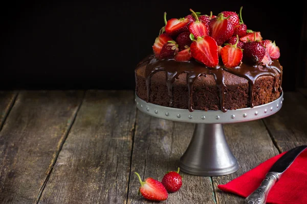 新鲜草莓与巧克力蛋糕 免版税图库图片